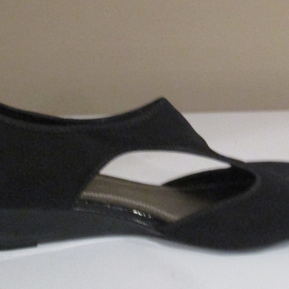 SHOES - Picture 2 of 2